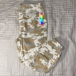 New With Tags Camo pants sz 9/29